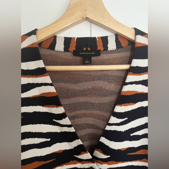 Ann Taylor V-Neck Tiger Print Cardigan Size L - Picture 2 of 3